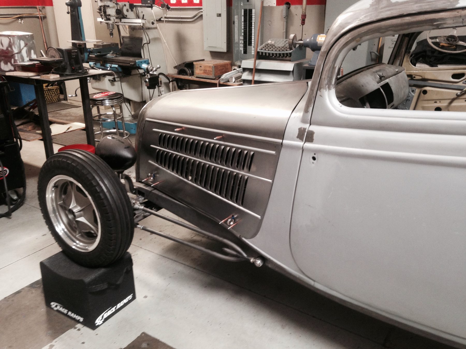 Front fender and louvered side panel