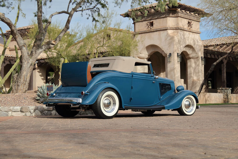Rear three-quarter, top up, rumble seat open
