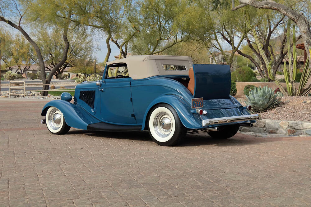 Rear three-quarter with rumble seat and luggage